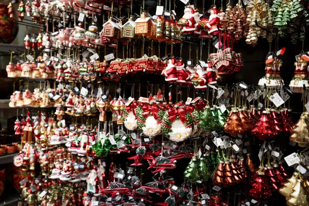 Kersthangers en kleurrijke kerstversieringen op de kerstafdeling van Tuincentrum Hardenberg